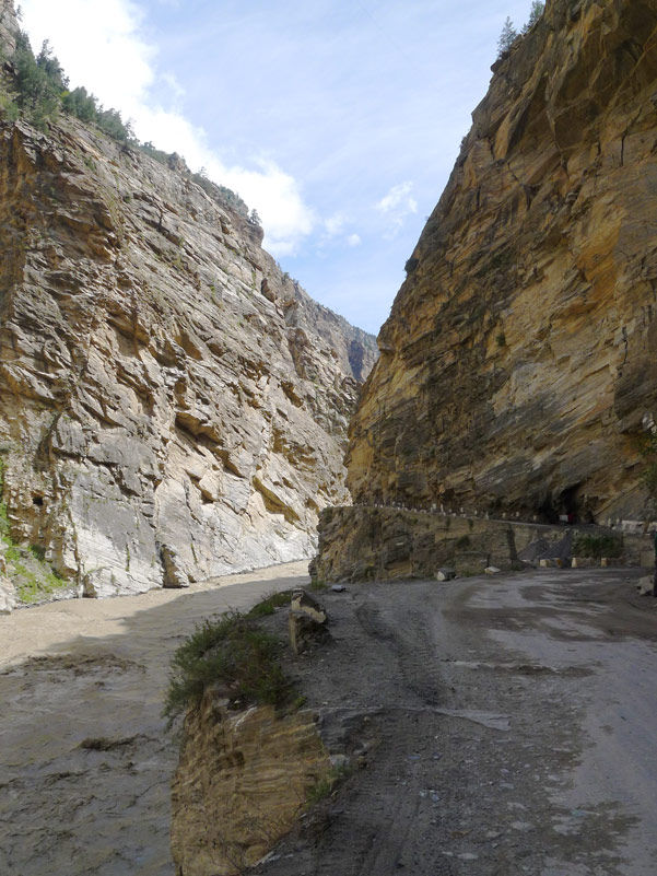 Road along Satlej gorge