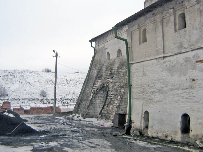 walls of assembly chamber of Staritza monastery
